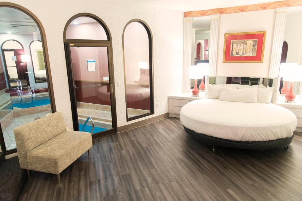 Garden of Eden Apple Suite interior